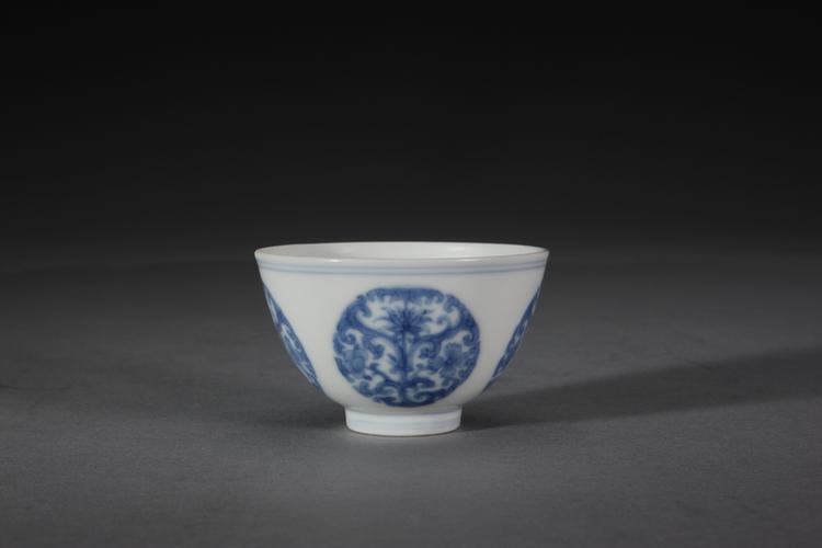 雍正款青花团花纹小碗