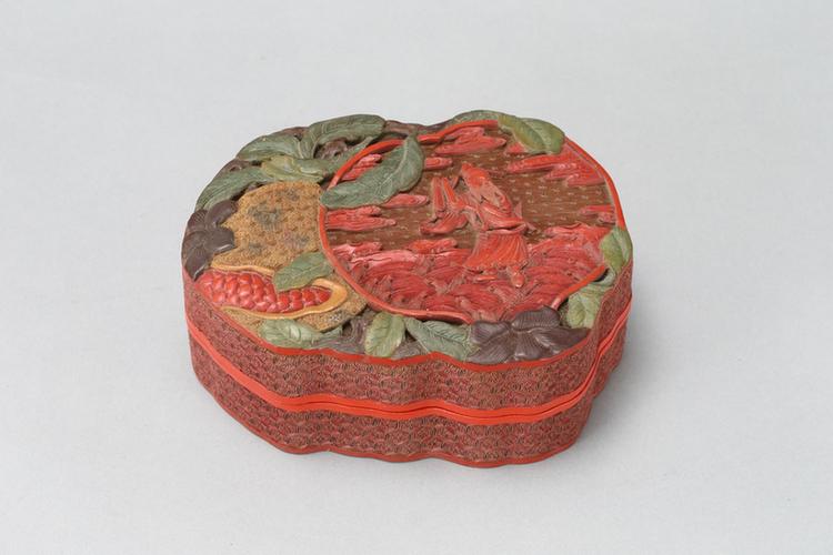 堆彩八仙祝寿曹国舅图石榴式盒