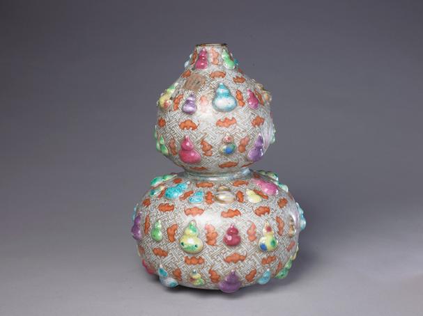 乾隆款粉彩描金凸葫芦瓶