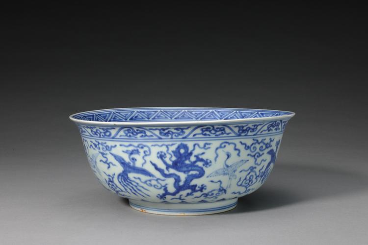 嘉靖款青花龙凤云鹤纹碗