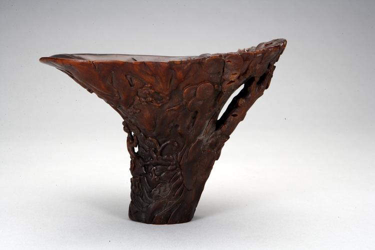 犀角雕海水松螭纹杯