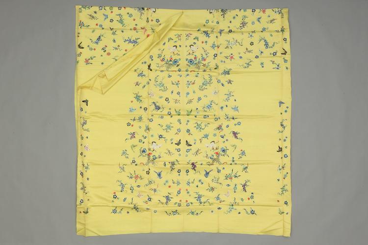 黄色绸绣鹤蝶四季花纹袍料