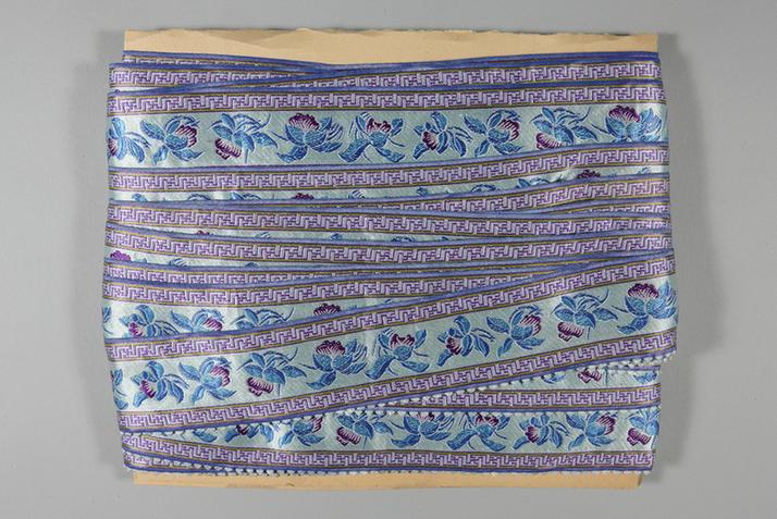 月白色缎地织金万字边朵兰纹绦