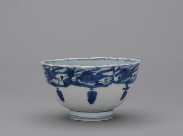 青花璎珞式开光骏马图花口碗