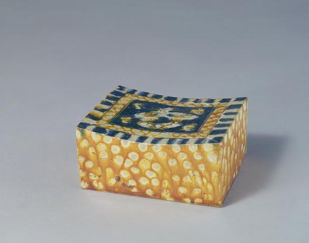 三彩加蓝刻花鸳鸯纹枕