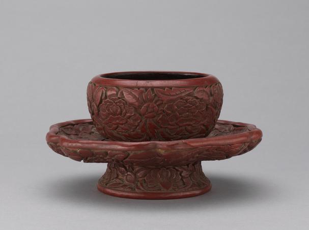 宣德款剔红园林人物图带托碗