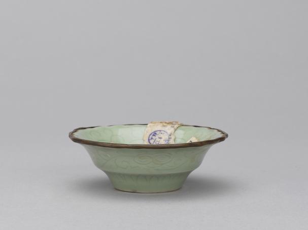 宣德款仿龙泉釉划花碟