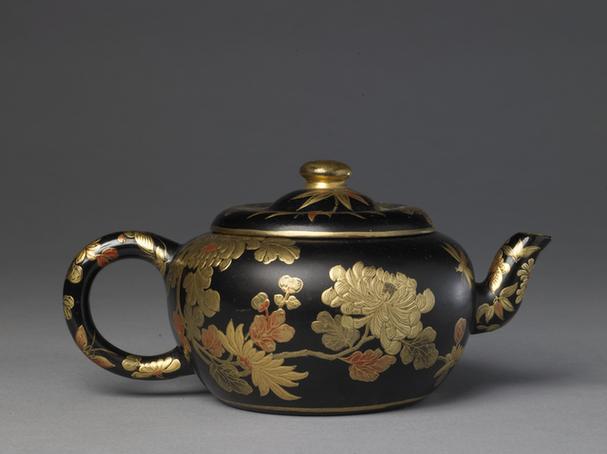 宜兴窑紫砂黑漆描金菊花壶