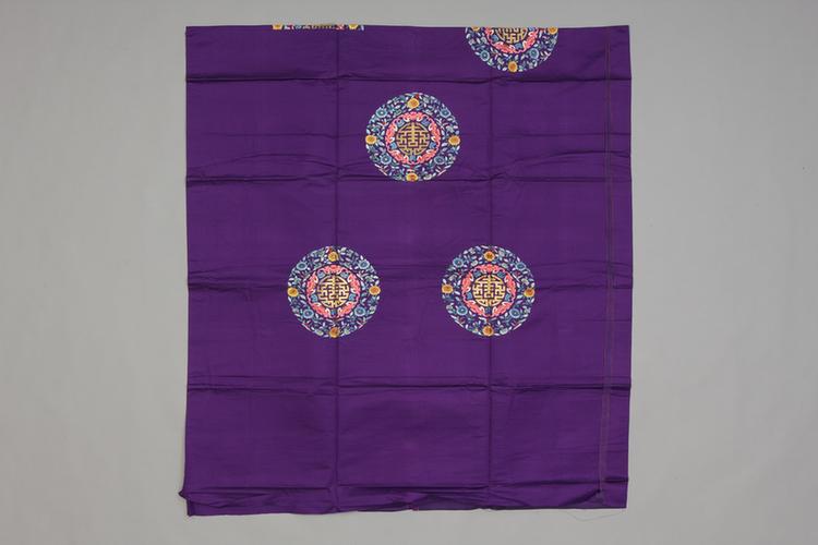 藕荷色绸绣八团五福捧寿纹袍料