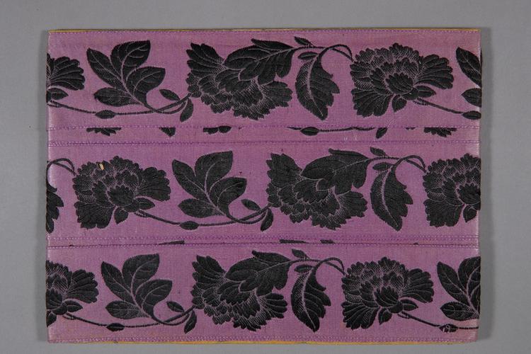 雪灰色缎地墨彩勾莲牡丹纹绦