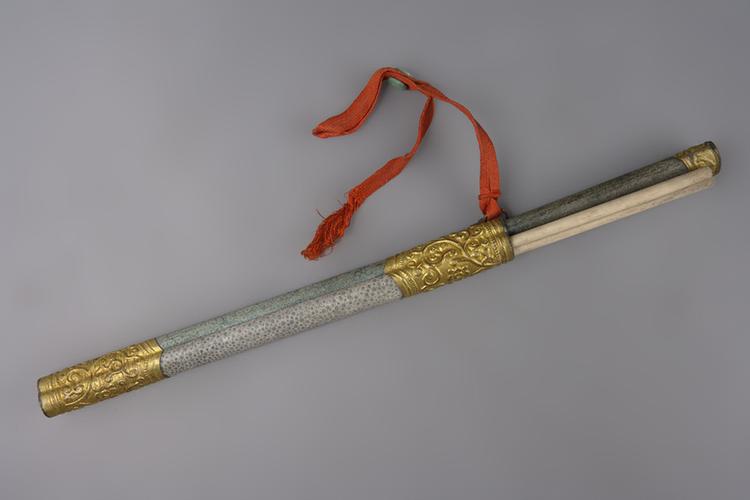 灰绿漆皮包铜镀金鞘刀