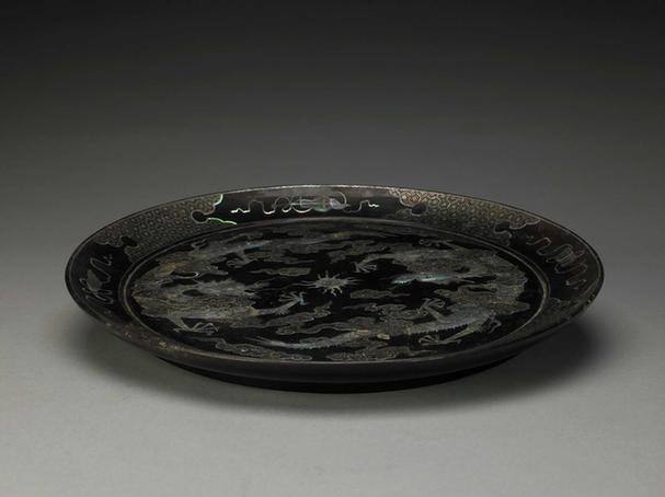 黑漆嵌螺钿云龙纹圆盘