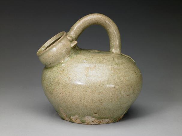 青釉刻划水波纹兽形柄花浇