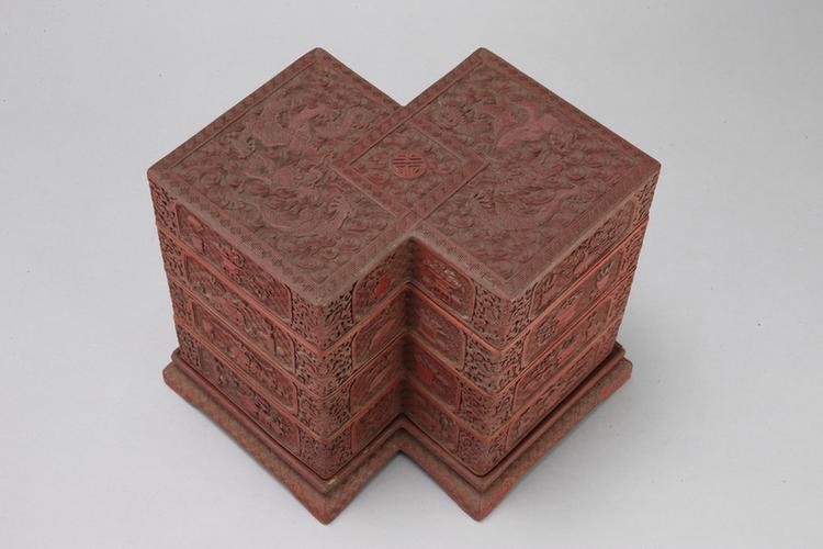剔红云龙纹开光博古纹方胜式三层套盒