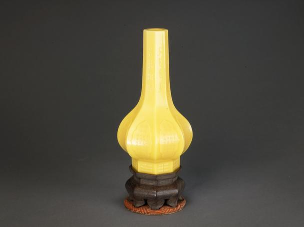 乾隆款黄色玻璃直口长颈八棱瓶
