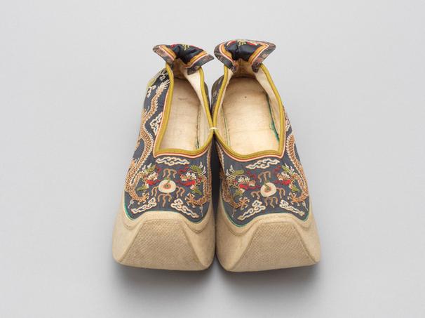 石青色缎缉线绣二龙戏珠纹皂鞋