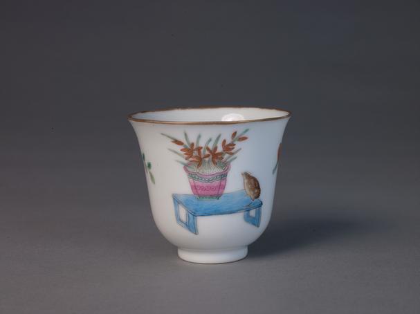 粉彩博古图酒杯