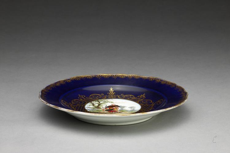 德国马意森仿蓝地描金开光人物图盘