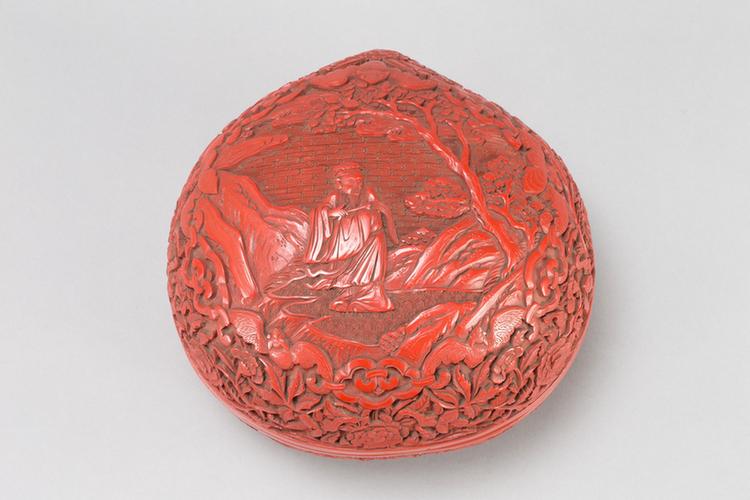 剔红八仙图桃式盒