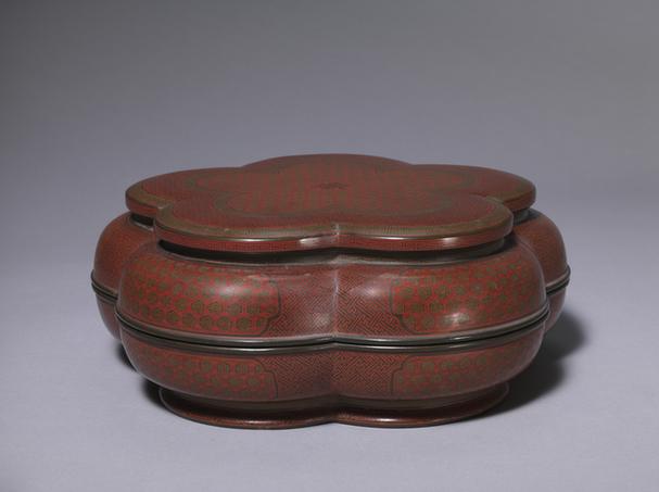 填漆锦纹梅花式盒