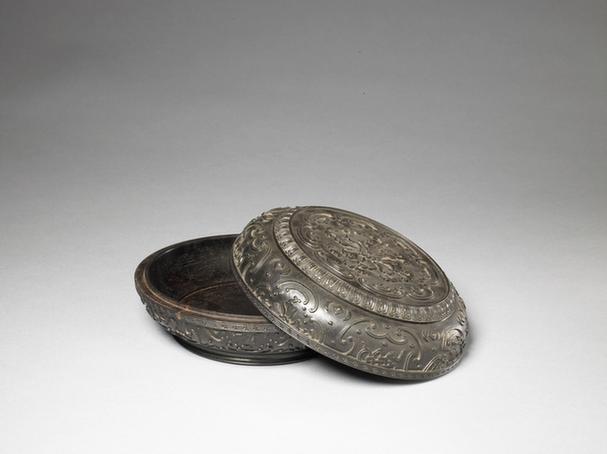 紫檀雕勾云花卉纹圆盒