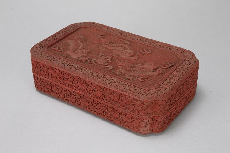 剔红三狮戏球图缠枝莲纹长方盒