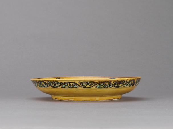 万历款黄地紫绿彩龙纹盘