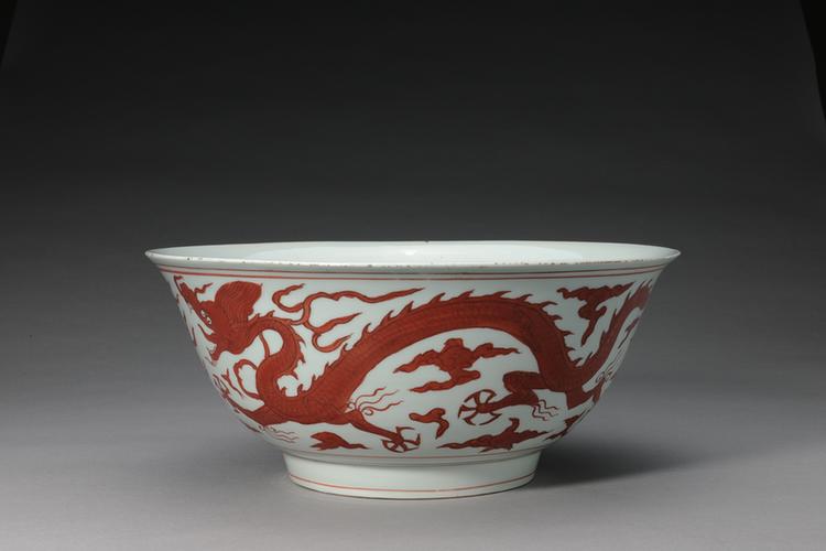 白地矾红彩云龙纹碗