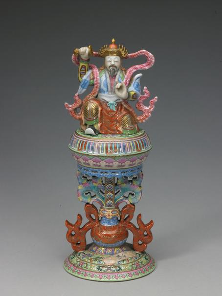 乾隆款绿地粉彩瓷七珍-将军宝