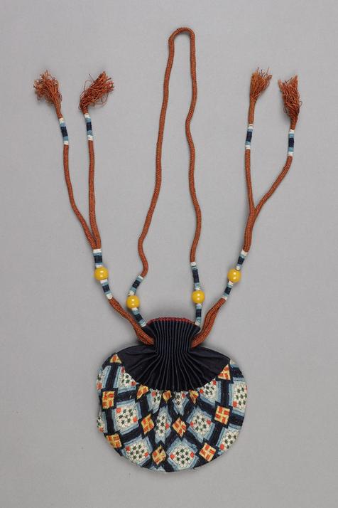 红青色缎口铺绒斜方格万字朵花纹椭圆荷包