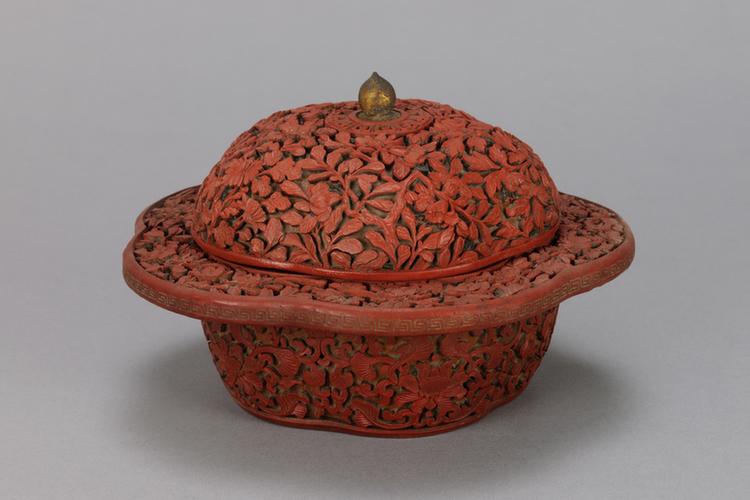 剔红四季花卉纹梅花式盒