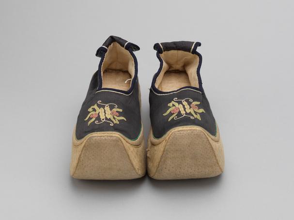 石青色缎盘绦双蝶纹皂鞋