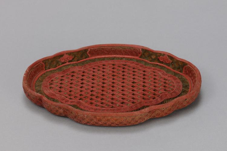 剔彩锦纹海棠式盘