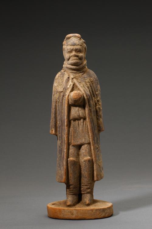 陶画彩披风衣男俑