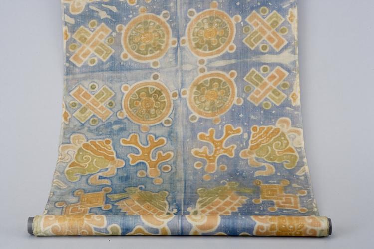 月白色地八宝纹夹缬绸