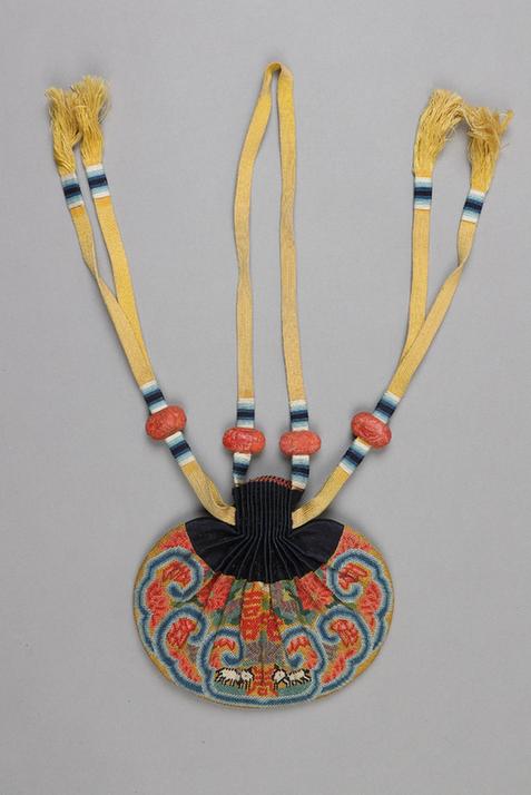 石青色缎口满纳菊花双喜小羊纹腰圆荷包