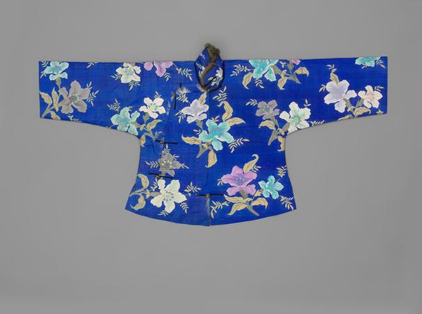 月白色缂丝大洋花纹羊皮琵琶襟马褂