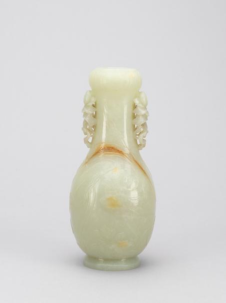 带皮青玉莲瓣纹花耳瓶