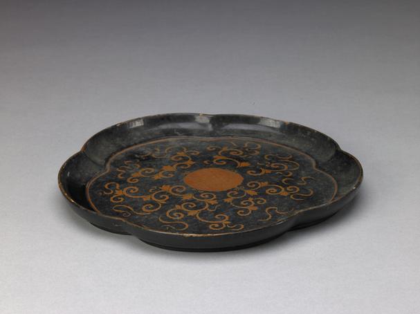 描彩漆缠枝莲纹梅花式盘