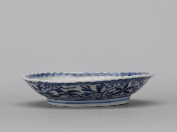 万历款青花菊瓣口碟
