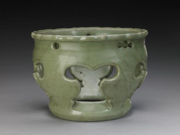 龙泉窑青釉镂空器座