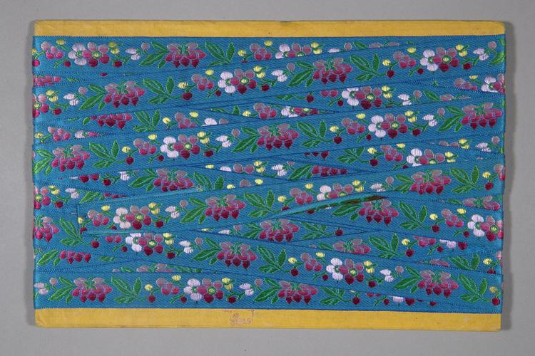 品月色缎地串枝花纹绦