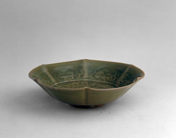 耀州窑青釉印花葵口碗