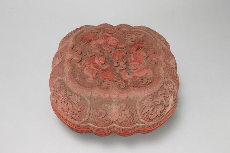 剔红三狮戏球图开光花卉纹柿式盒