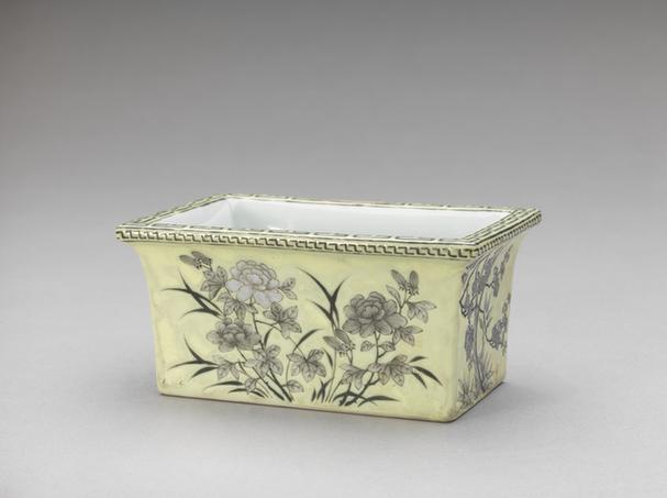 体和殿款黄地墨彩折枝花纹长方花盆