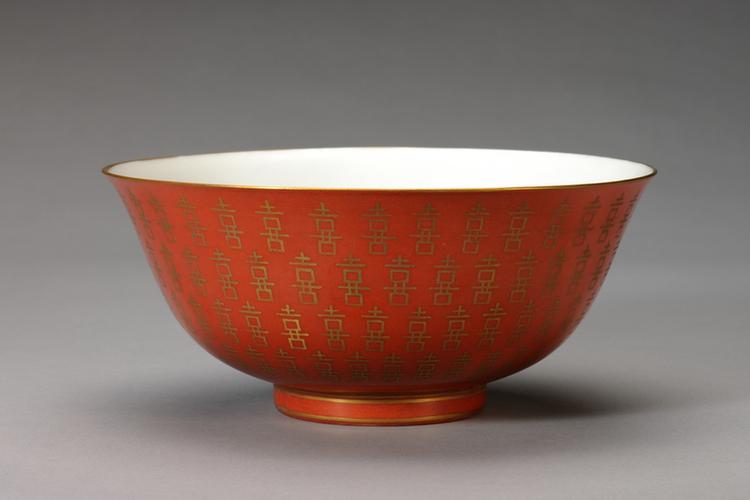 同治款矾红地描金“喜”字碗