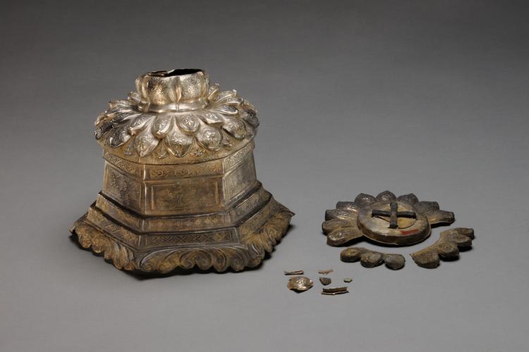 银錾刻莲瓣式座