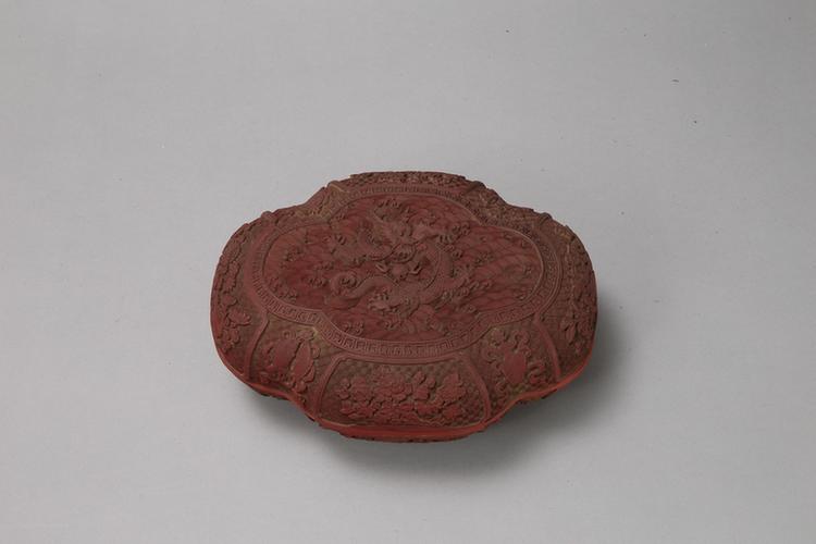 剔红海水龙珠纹开光花卉纹海棠式盒