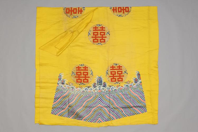 明黄色绸绣八团缉珊瑚珠雀梅双喜字纹袍料