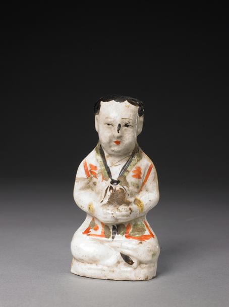 白釉瓷加彩双手捧物童子坐像